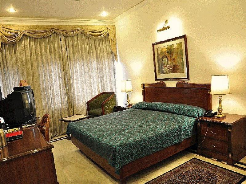 Fabexpress Kwality Regency Hotel Chandigarh Room photo